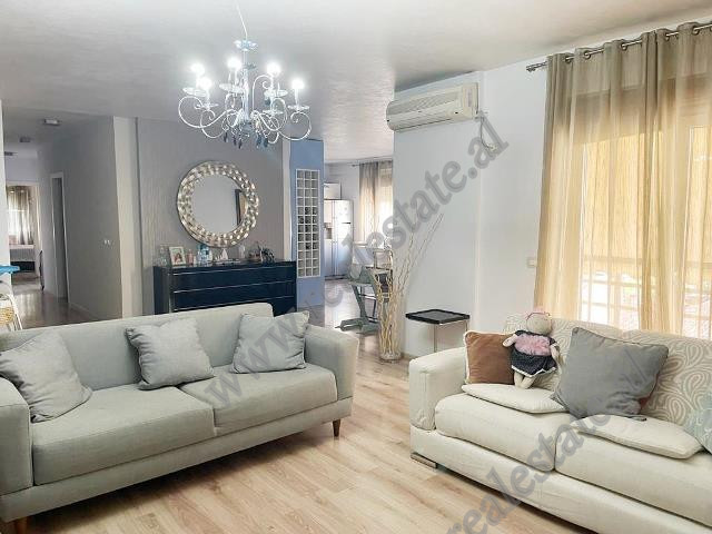Apartament modern me qera shume prane qendres se Tiranes (TRR-1215-21K)